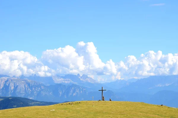 Bergpanorama Südtirol Mit Bergen Wolken Und Wetterkreuz Auf Der Alm — Stockfoto
