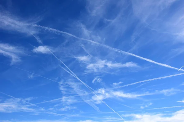 Vita Linjer Den Blå Himlen Lufttransport Resor Konsekvenser För Klimatförändringen — Stockfoto