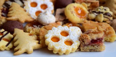 Arka plan ve doku olarak çeşitli Noel hamur işleri ve kurabiyeler - Noel zamanı