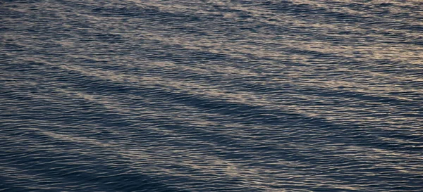 水の背景と水の質感青と段ボール — ストック写真