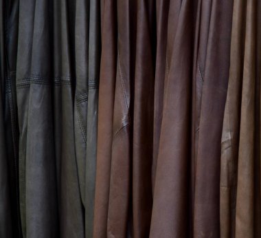 Perakende satış için farklı renklerde birçok farklı deri ceket - yakın çekim ve detaylar