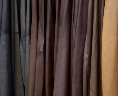 Perakende satış için farklı renklerde birçok farklı deri ceket - yakın çekim ve detaylar