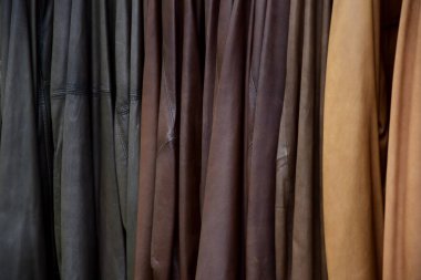 Perakende satış için farklı renklerde birçok farklı deri ceket - yakın çekim ve detaylar