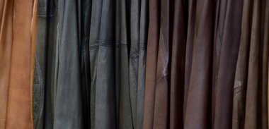 Perakende satış için farklı renklerde birçok farklı deri ceket - yakın çekim ve detaylar