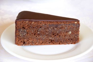 Ein Stck Sachertorte vor Hellen Hintergrund