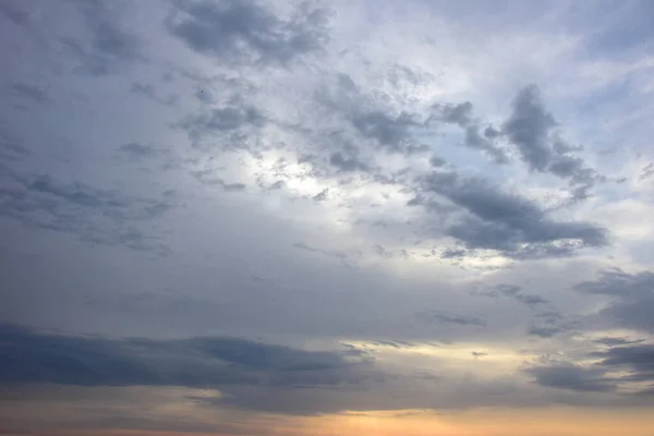 Ηλιοβασίλεμα Γκρίζα Σύννεφα Στον Ουρανό Βράδυ Πάνω Από Θάλασσα Στην — Φωτογραφία Αρχείου