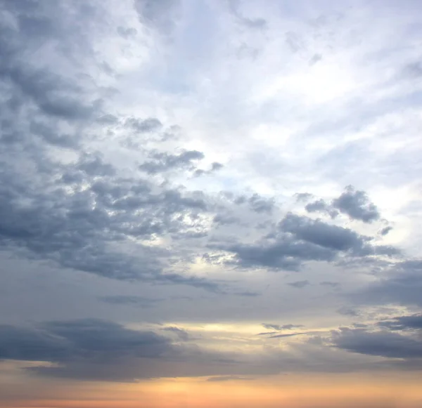 Ηλιοβασίλεμα Γκρίζα Σύννεφα Στον Ουρανό Βράδυ Πάνω Από Θάλασσα Στην — Φωτογραφία Αρχείου