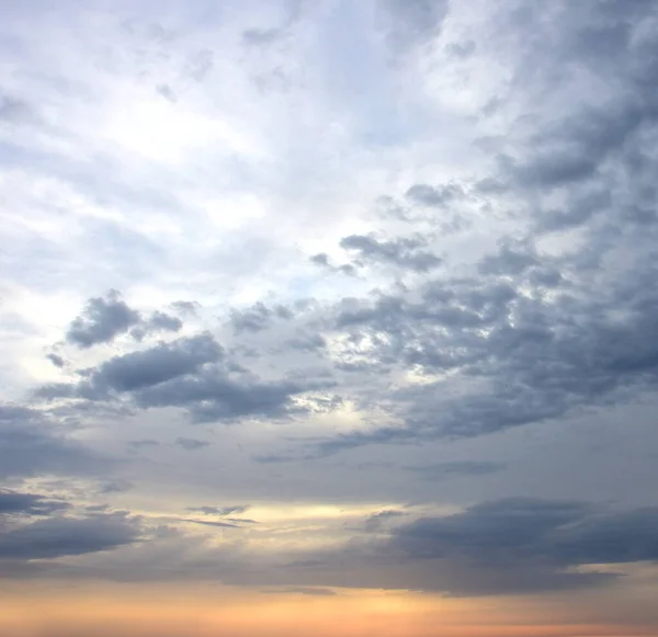 Захід Сонця Сірими Хмарами Вечірнього Неба Над Морем Італії — стокове фото