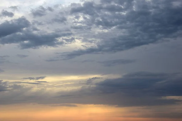 Закат Серыми Облаками Вечернем Небе Над Морем Италии — стоковое фото