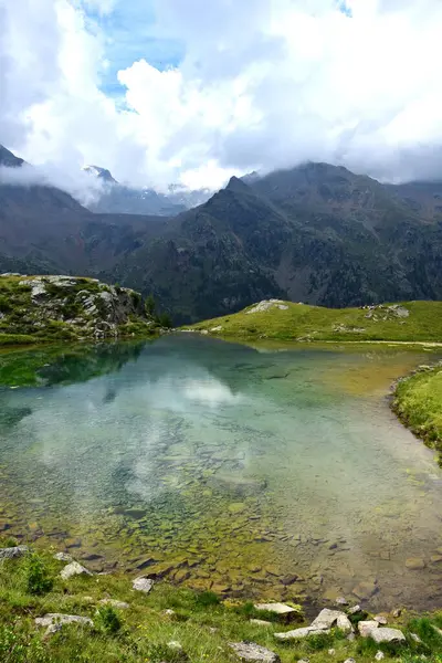 美丽的山湖 倒映在南太罗山的水面上 在莫拉诺附近的阿尔滕塔尔 旁边是一条远足的山路 — 图库照片