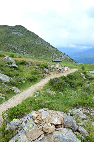 Wandelpad Met Berghut Het Zuid Tiroolse Gebergte Weibrunn Het Ultental — Stockfoto