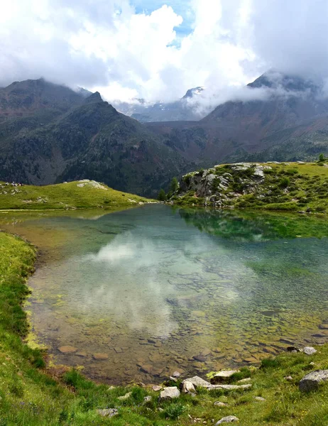 Merano Yakınlarındaki Ultental Daki Güney Tyrolean Dağlarındaki Suda Yansıması Olan — Stok fotoğraf