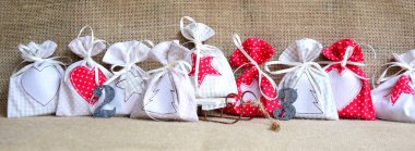 Doğal renklerde Advent takvimi için kumaş torbalardan Noel süslemesi - Advent zamanı ve Noel sezonu - Mutlu Noeller - Web sitesi afişi