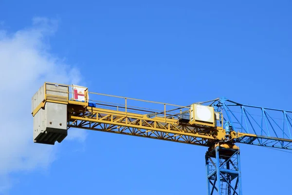 Vista Detallada Una Grúa Construcción Sitio Construcción Aislado Expuesto Frente — Foto de Stock