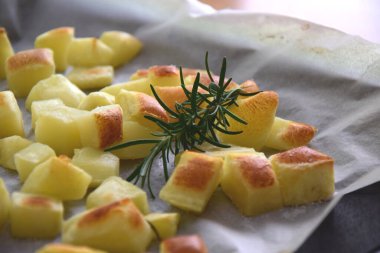 Fırından biberiyeli fırında patates kızartması.