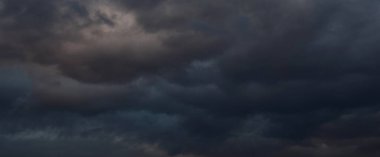 Karanlık ve kasvetli yağmur bulutları gökyüzünde