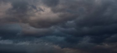 Dunkle Wolken ben Himmel - Gewitterfront im Anzug - Hintergrund ve Banner