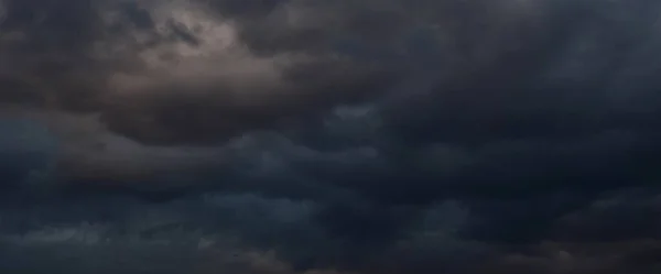 Dunkle Wolken Himmel Gewitterfront Anzug Hintergrund Banner — стоковое фото