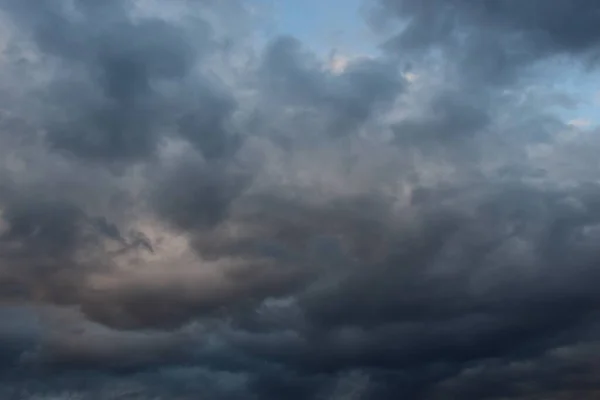 하늘의 어둡고 어두운 비구름 — 스톡 사진