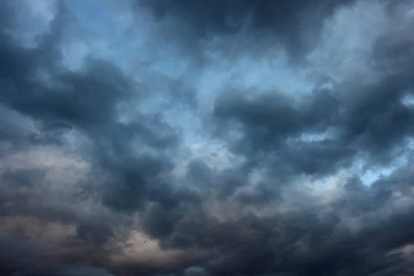 Dunkle Und Dunkle Wolken Morgenhimmel Symbolbild Für Depression Und Melancholische — Stockfoto