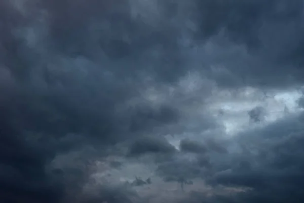 Der Blaue Himmel Bricht Durch Dunkle Und Dstere Wolken Morgenhimmel — Fotografia de Stock