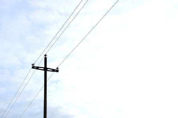 田舎の電力供給 電力線を持つ木製の電柱 絶縁され 明るい背景にさらされています — ストック写真