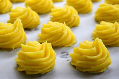 Düşes patatesler. Pişirmeden önce fırınlanmış patates kütleleri.