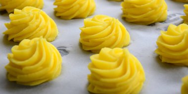 Düşes patatesler. Pişirmeden önce fırınlanmış patates kütleleri.