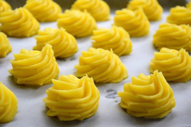 Düşes patatesler. Pişirmeden önce fırınlanmış patates kütleleri.