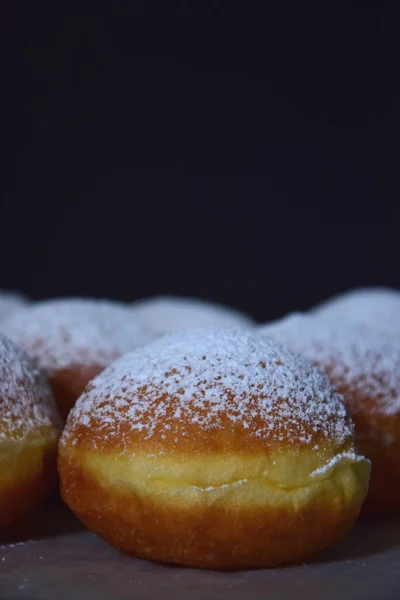 Berliner Karneváli Fánkok Porcukorral Sötét Háttérrel — Stock Fotó