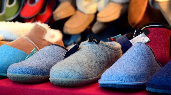 Molte Pantofole Calde Colorate Diverse Fatte Feltro Vogliono Una Bancarella — Foto Stock