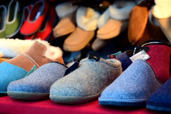 Molte Pantofole Calde Colorate Diverse Fatte Feltro Vogliono Una Bancarella — Foto Stock