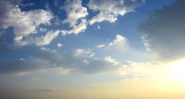 Закат Серыми Облаками Вечернем Небе Над Морем Италии — стоковое фото