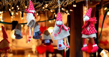 Güney Tyrol 'daki Merano Noel pazarında satılık doğal malzemelerden yapılmış el yapımı dekorasyonlar.