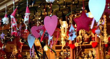 Güney Tyrol 'daki Merano Noel pazarında satılık doğal malzemelerden yapılmış el yapımı dekorasyonlar.