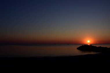İtalya 'da akşam gökyüzünde bulutlarla gün batımı
