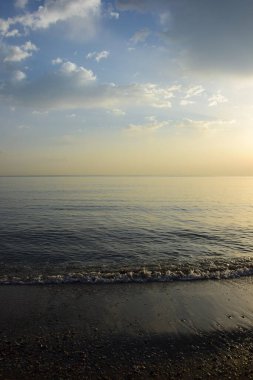 İtalya 'da akşam gökyüzünde bulutlarla gün batımı