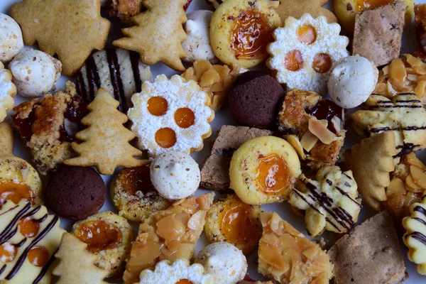 Veel Verschillende Soorten Kerstkoekjes Een Witte Plaat Een Donker Houten — Stockfoto