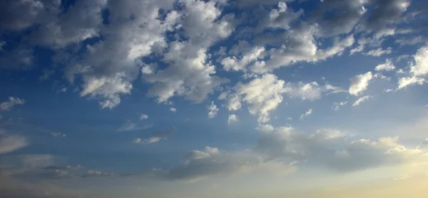 Pôr Sol Com Nuvens Céu Noite Sobre Mar Itália — Fotografia de Stock