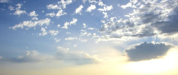 Закат Облаками Вечернем Небе Над Морем Италии — стоковое фото