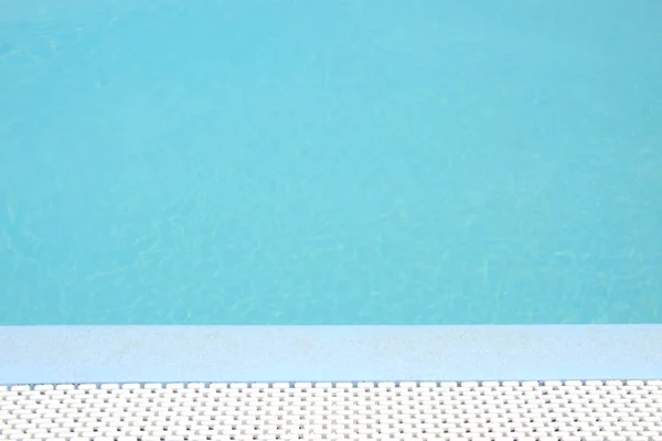 Piscina Con Bordo Piscina Bianco Acqua Blu Primo Piano Vista — Foto Stock