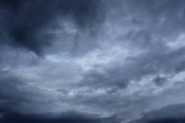 Karanlık ve karanlık fırtına bulutları ve gökyüzünde yağmur bulutları. Hava kötü hava koşullarıyla değişiyor.