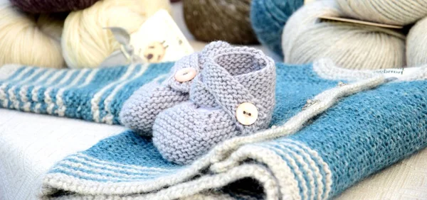 Handmade Shoes Jacket Baby Hand Knitted Newborn Blue Grey White — Stock Photo, Image