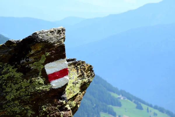 Segnaletica Bianco Rosso Roccia Sentiero Escursionistico Nelle Montagne Altoatesine — Foto Stock