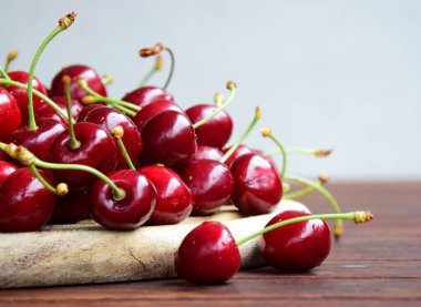 Ahşap arka planda lezzetli kırmızı kirazlar