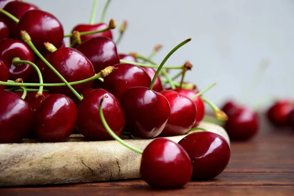 Délicieuses Cerises Rouges Sur Fond Bois — Photo