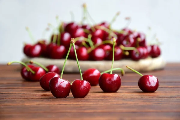 Délicieuses Cerises Rouges Sur Fond Bois — Photo