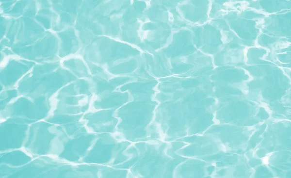 蓝色透明游泳池水的质地和背景 — 图库照片