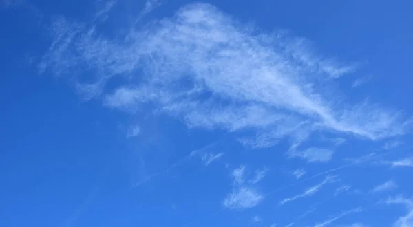 Άσπρα Σύννεφα Στον Γαλάζιο Ουρανό — Φωτογραφία Αρχείου