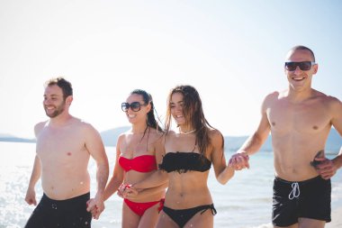 Deniz kıyısı sohbet üzerinde yürüme arkadaşları millennials Grup 